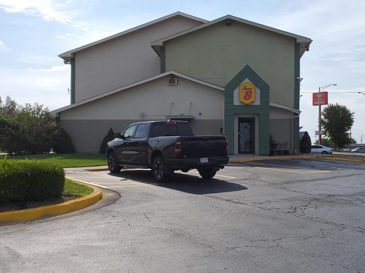 Super 8 By Wyndham Kansas At Barry Road/airport Hotel