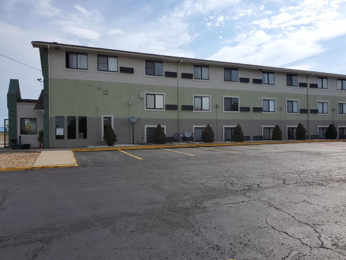 Hotel Super 8 By Wyndham Kansas At Barry Road/airport
