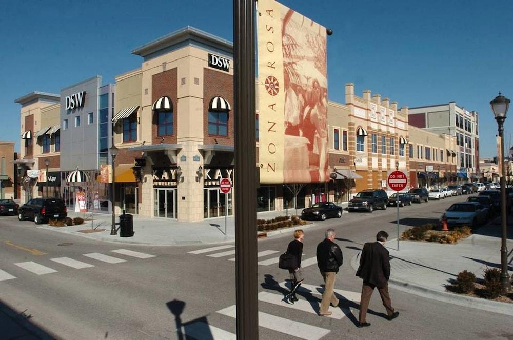 Super 8 By Wyndham Kansas At Barry Road/airport Hotel 2*