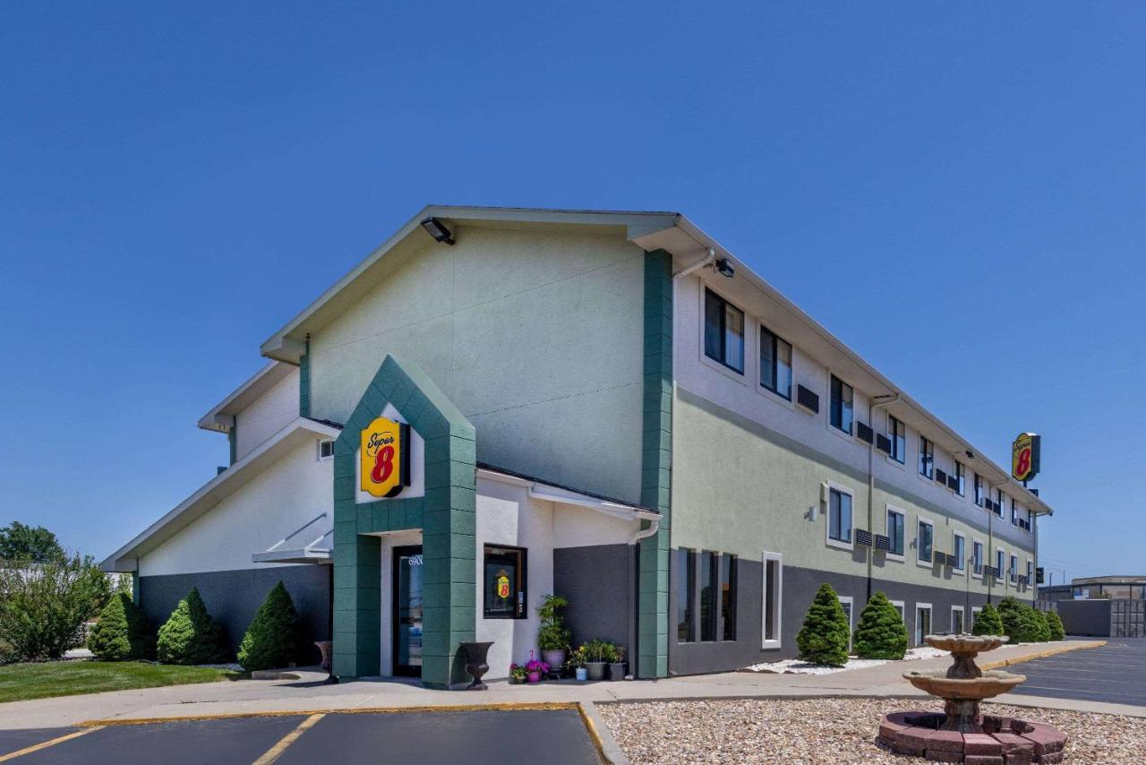 Super 8 By Wyndham Kansas At Barry Road/airport 2*
