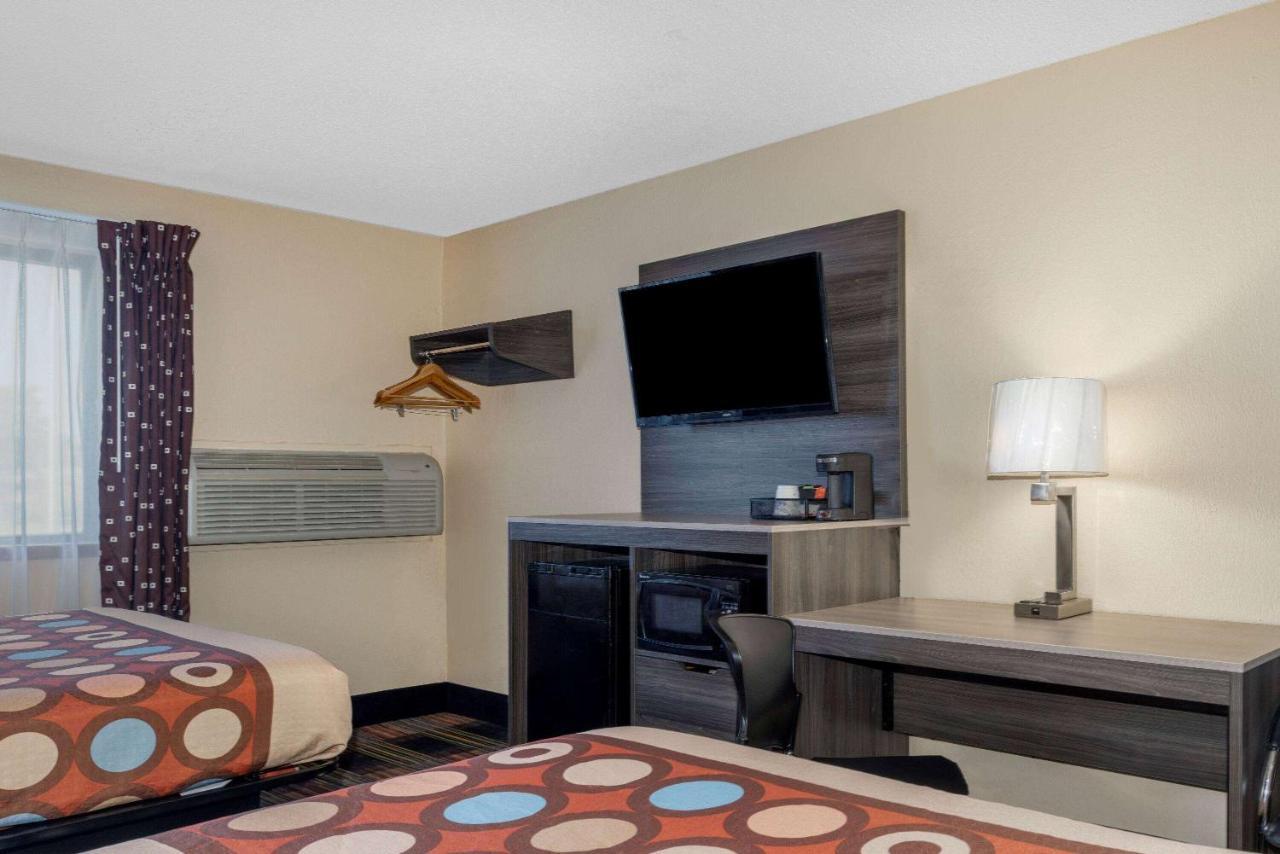 Super 8 By Wyndham Kansas At Barry Road/airport