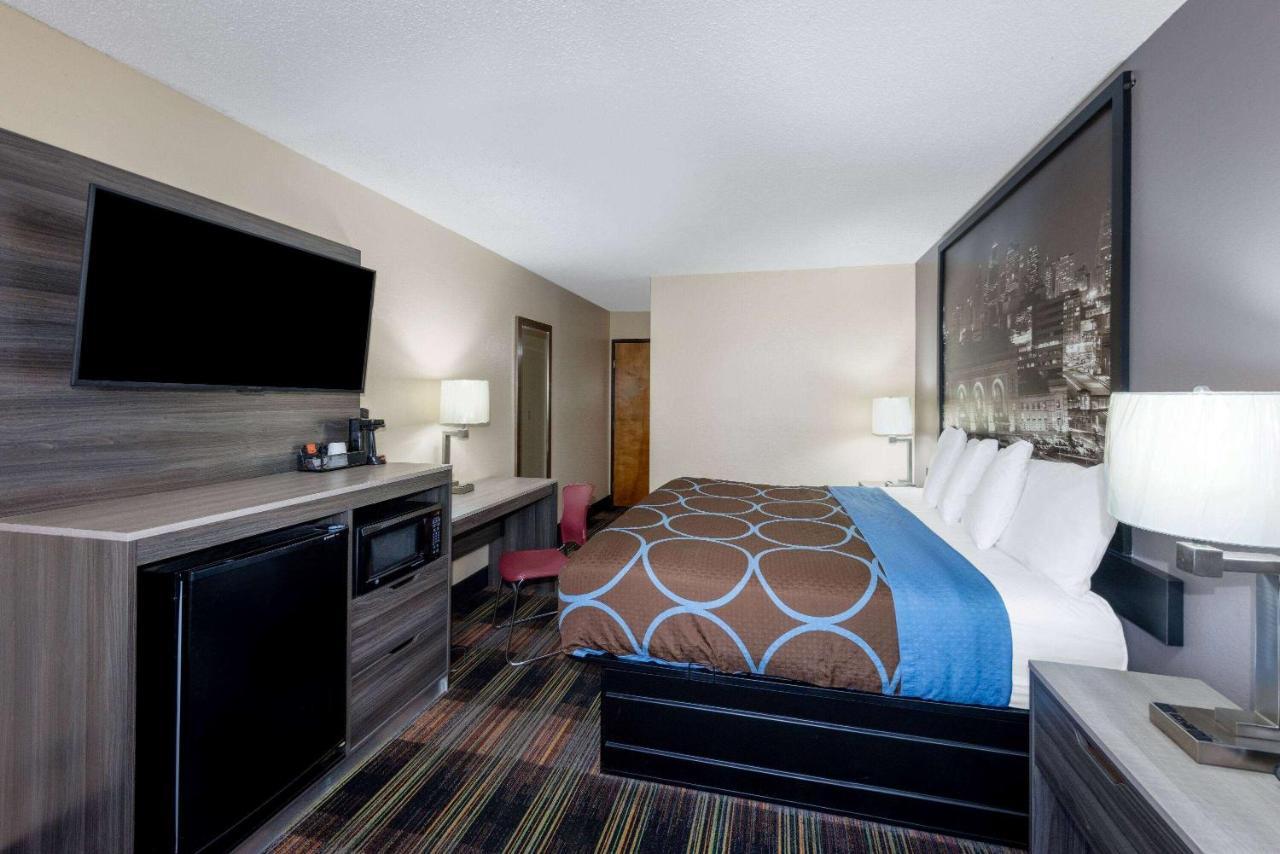 Super 8 By Wyndham Kansas At Barry Road/airport Hotel 2*