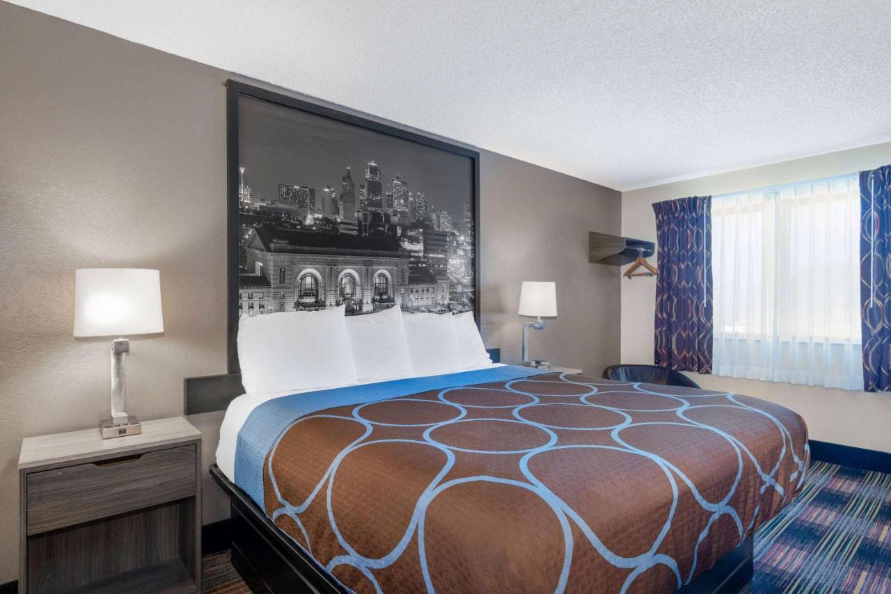 Hotel Super 8 By Wyndham Kansas At Barry Road/airport
