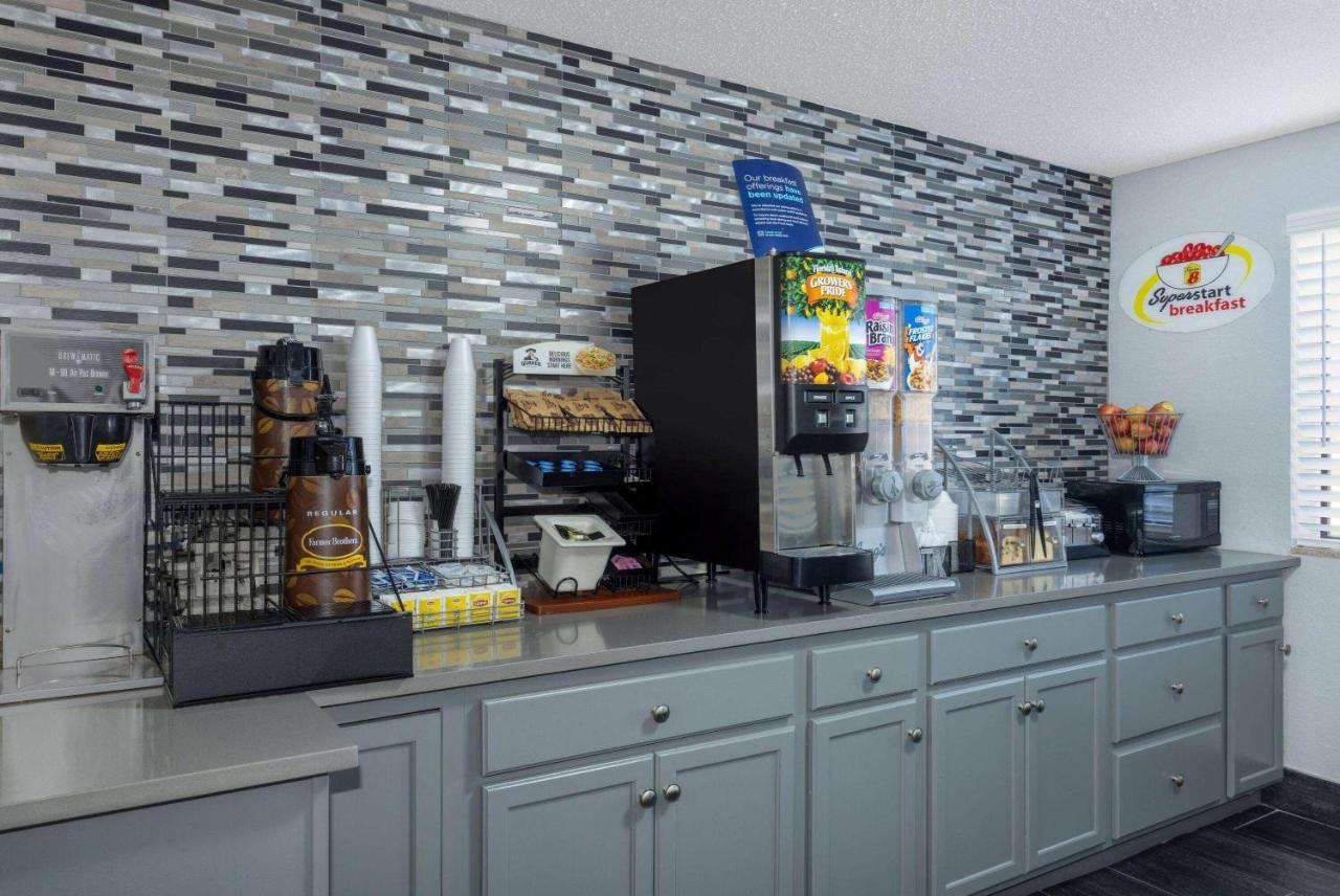 Hotel Super 8 By Wyndham Kansas At Barry Road/airport