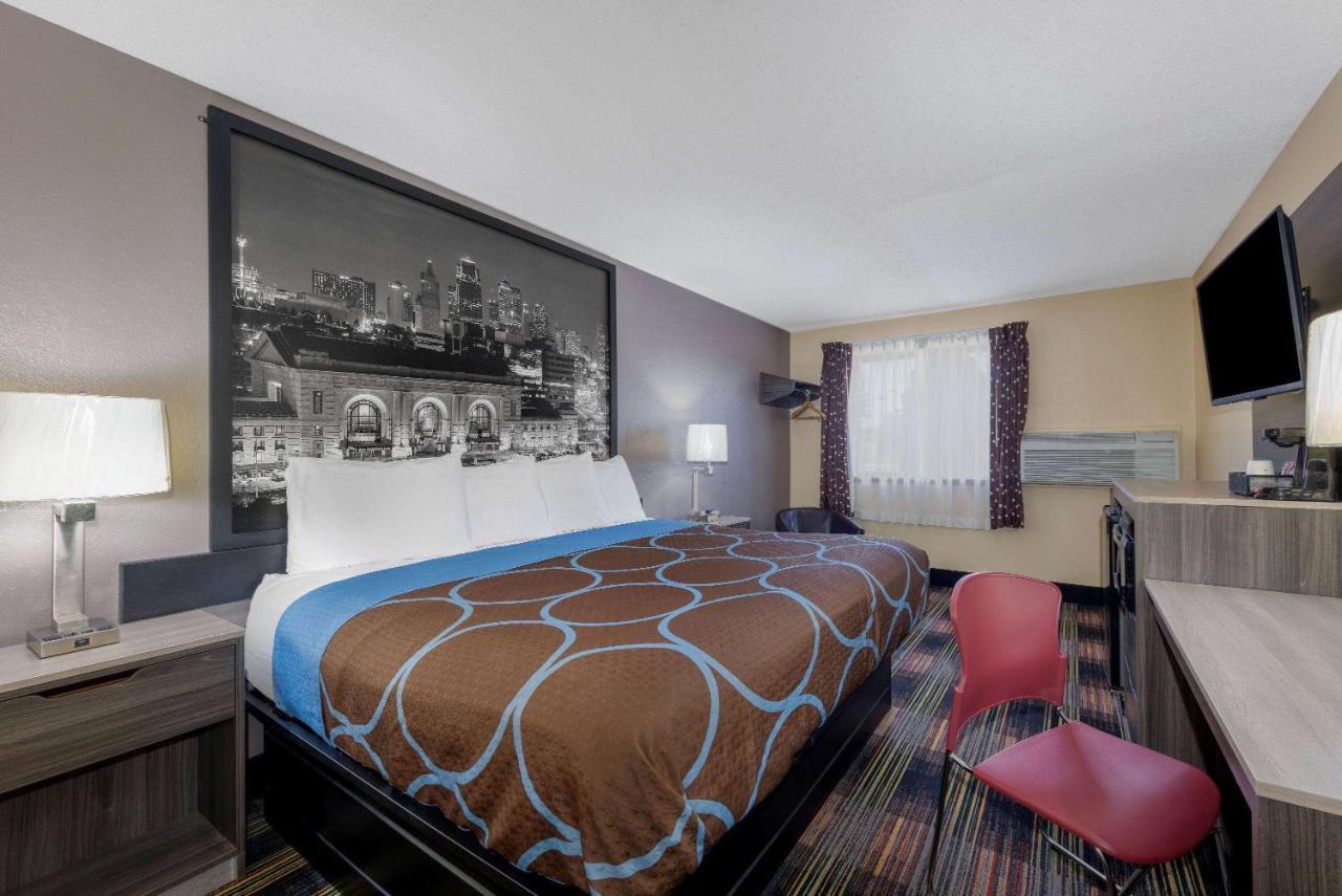 Super 8 By Wyndham Kansas At Barry Road/airport