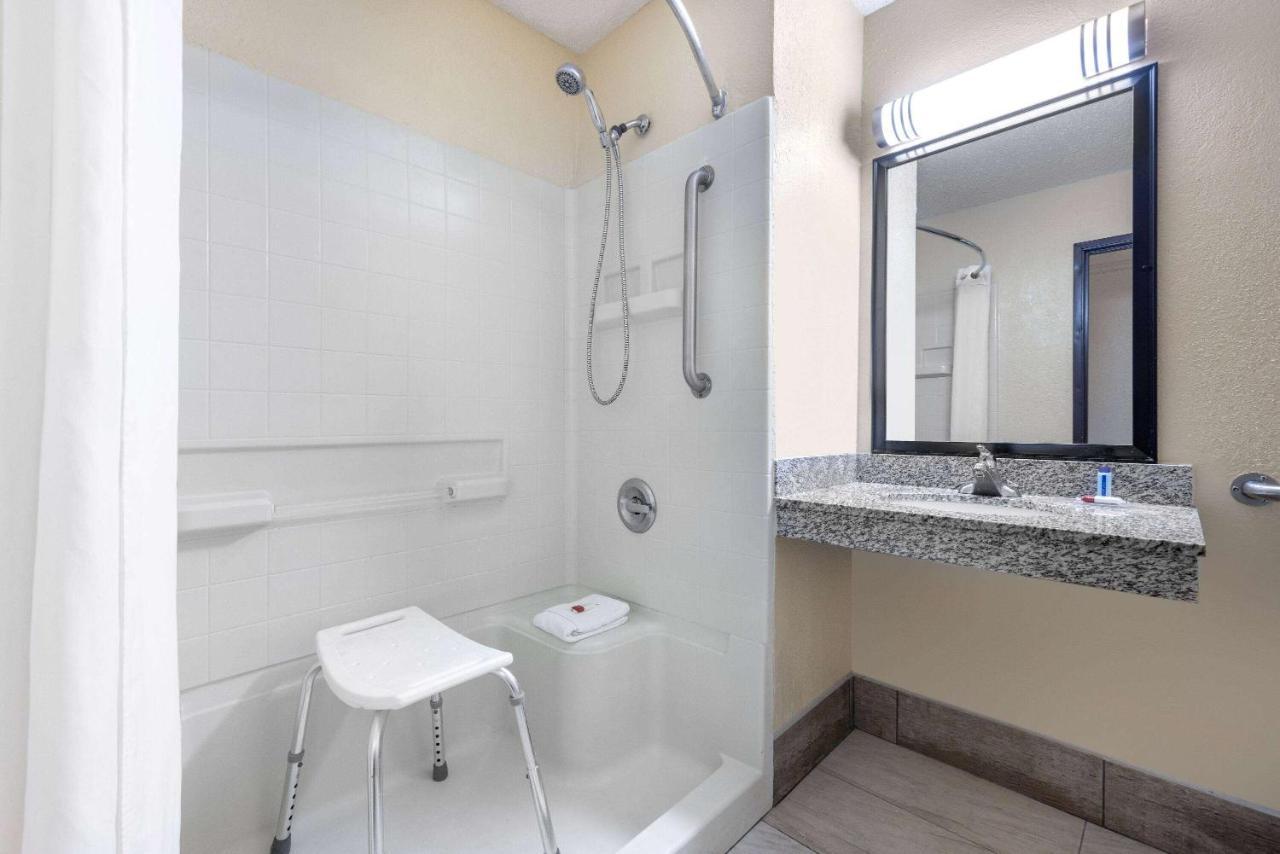 Super 8 By Wyndham Kansas At Barry Road/airport 2*