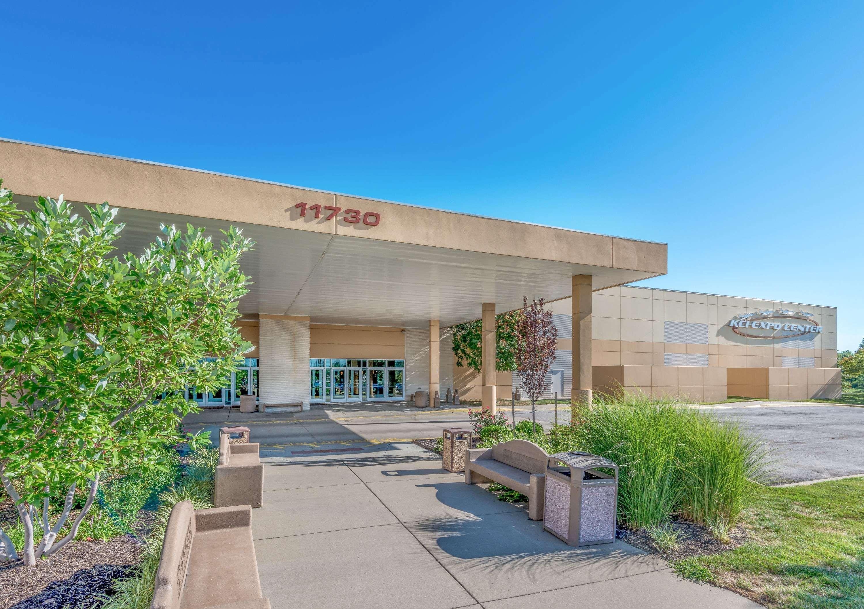 Hotel Super 8 By Wyndham Kansas At Barry Road/airport 2*