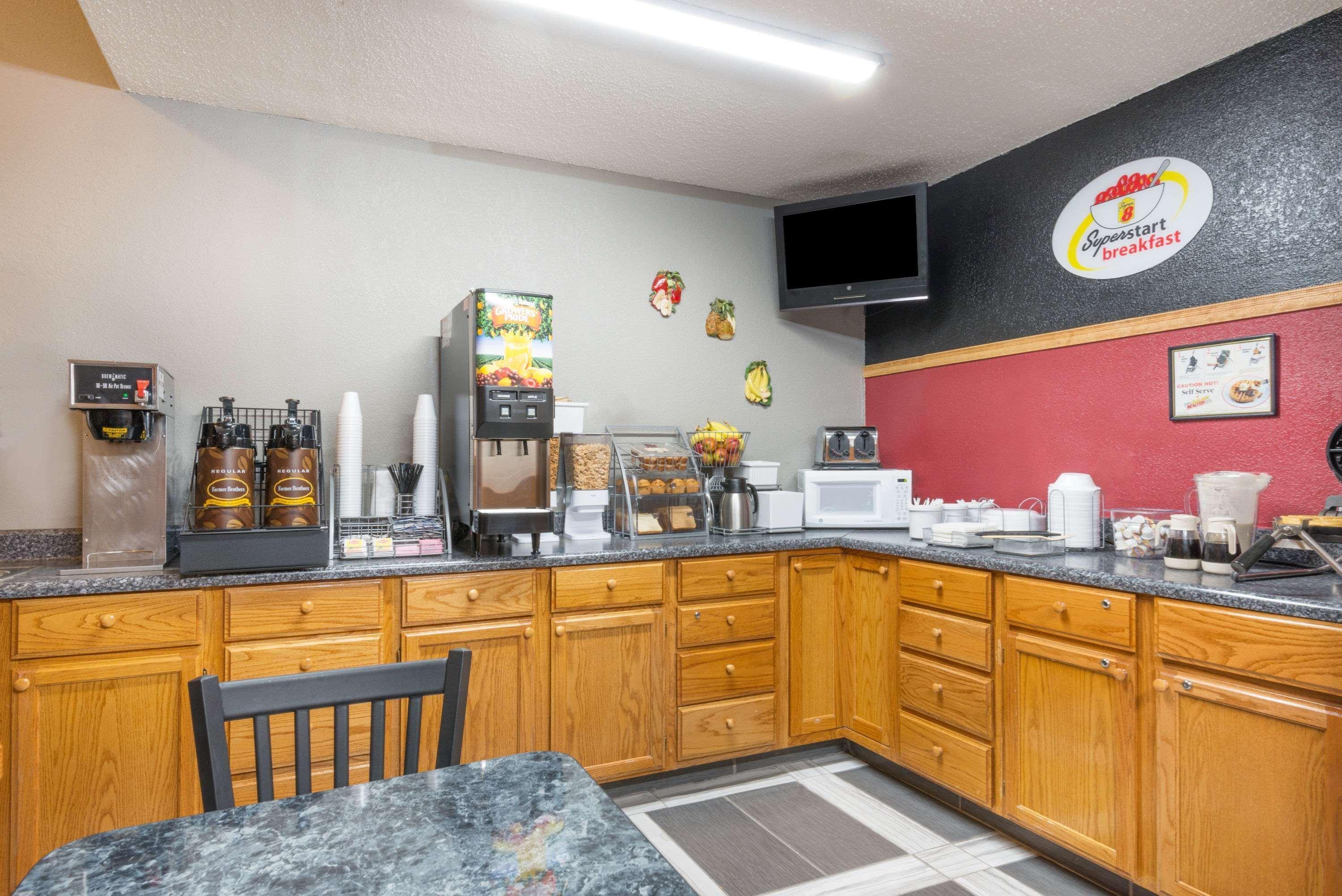 Super 8 By Wyndham Kansas At Barry Road/airport 2*