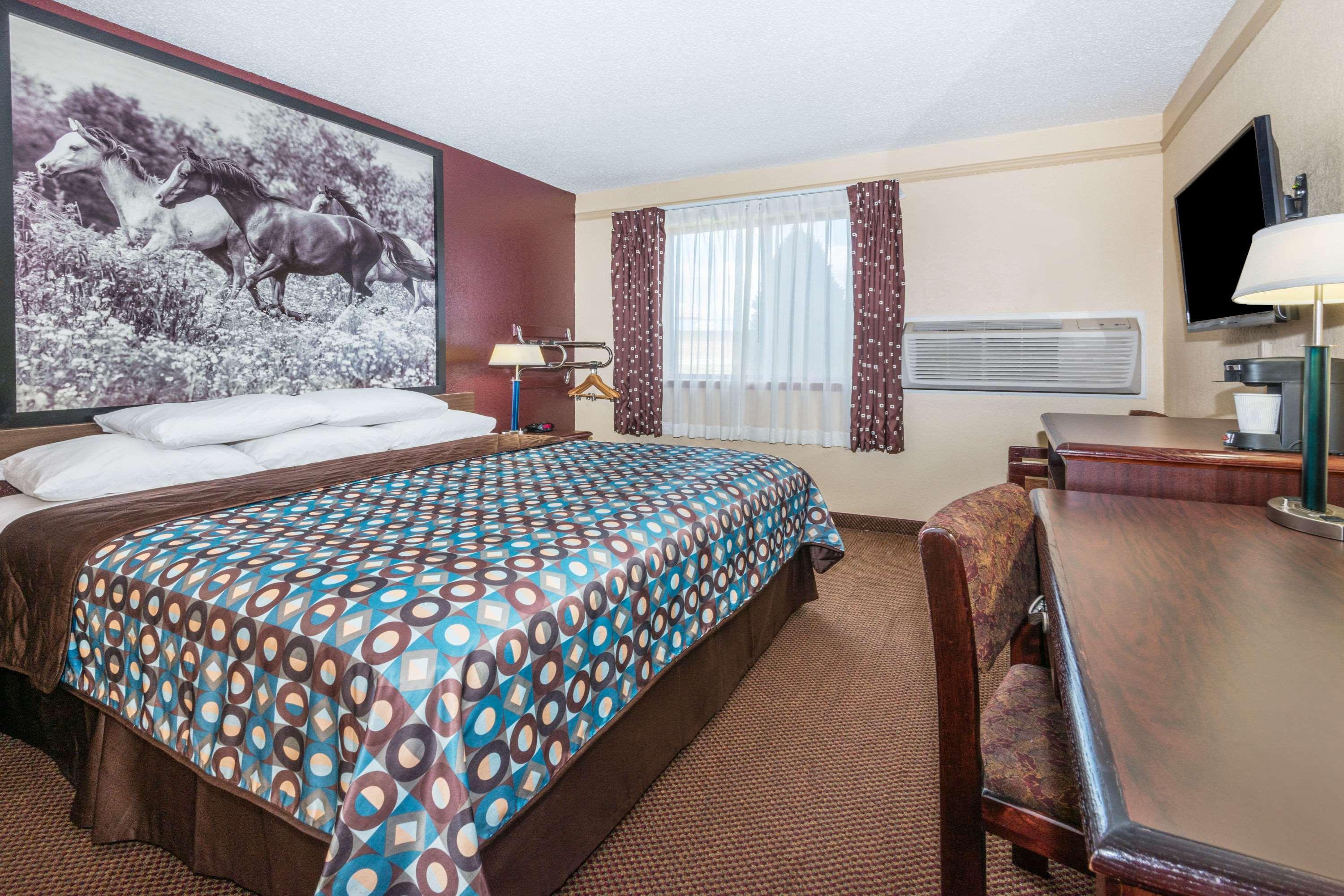 Super 8 By Wyndham Kansas At Barry Road/airport Hotel 2*