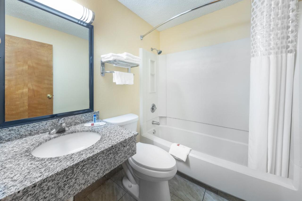 Super 8 By Wyndham Kansas At Barry Road/airport 2* Kansas City