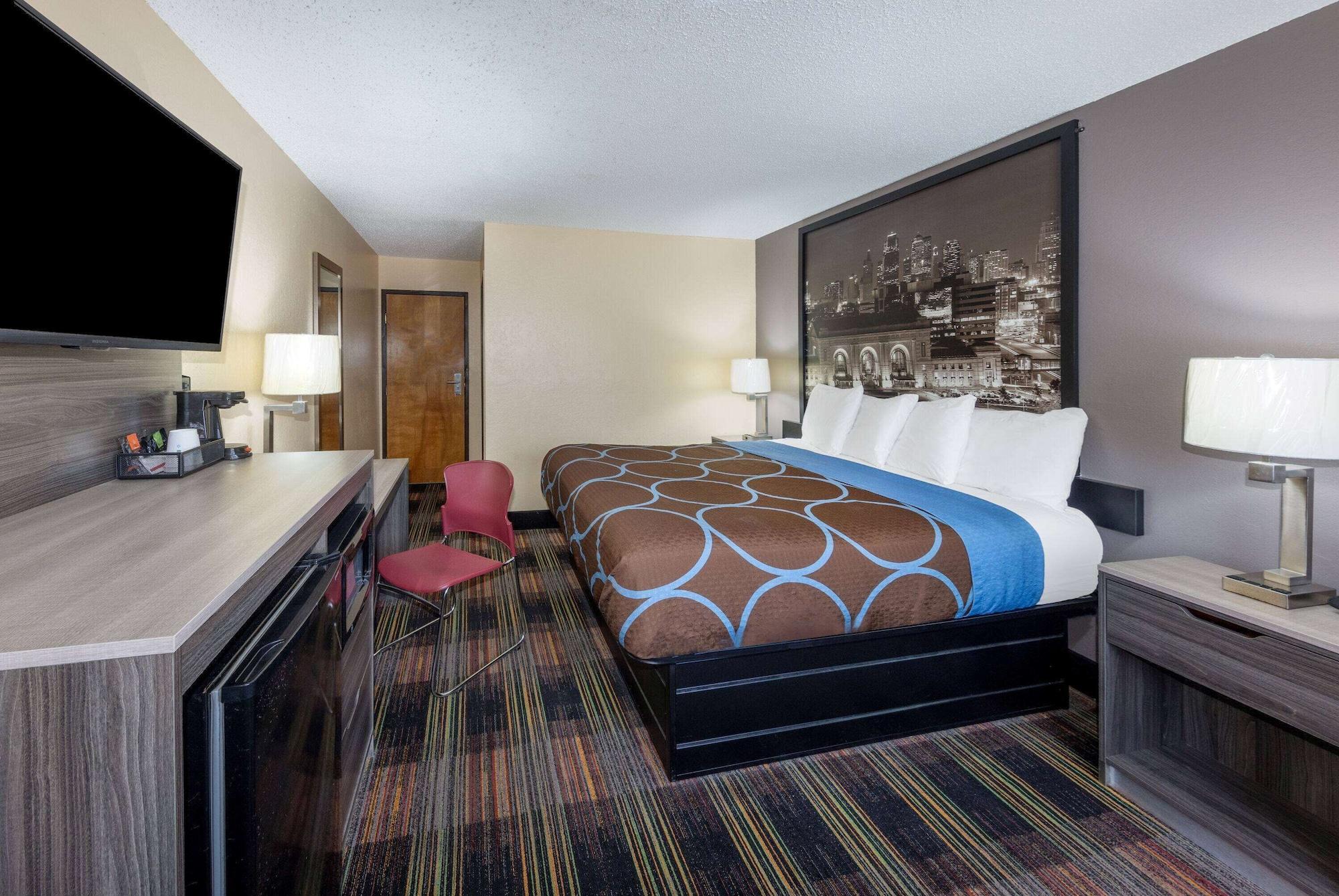 Super 8 By Wyndham Kansas At Barry Road/airport
