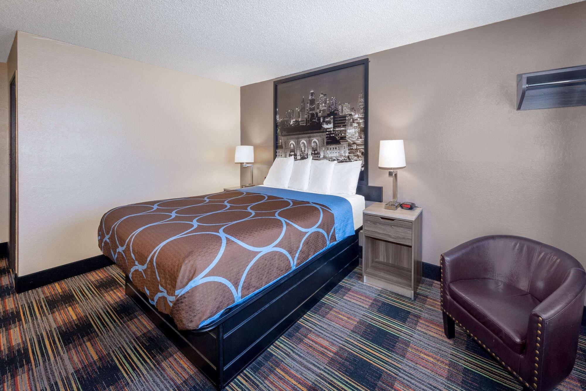Super 8 By Wyndham Kansas At Barry Road/airport 2*