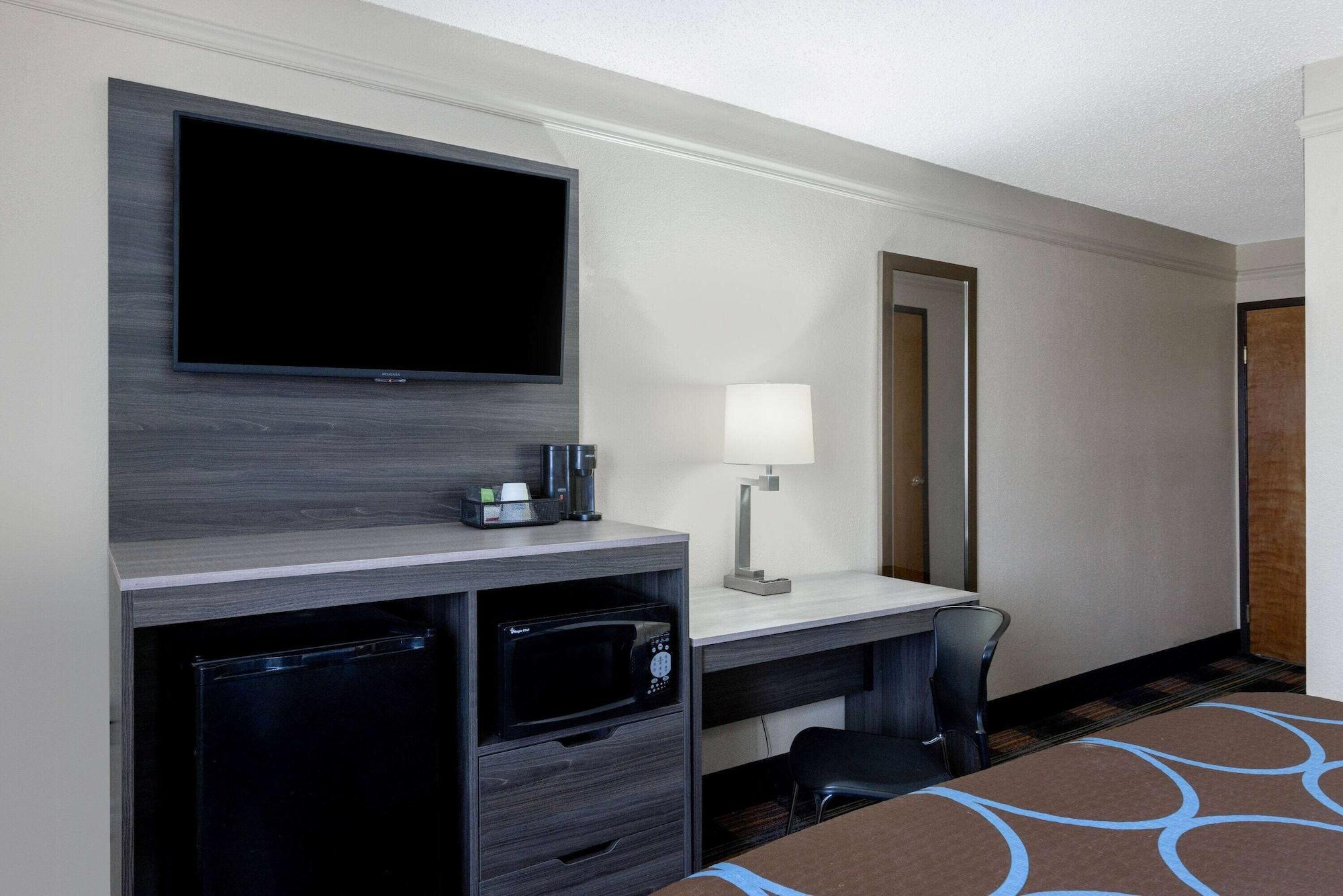 Super 8 By Wyndham Kansas At Barry Road/airport 2*