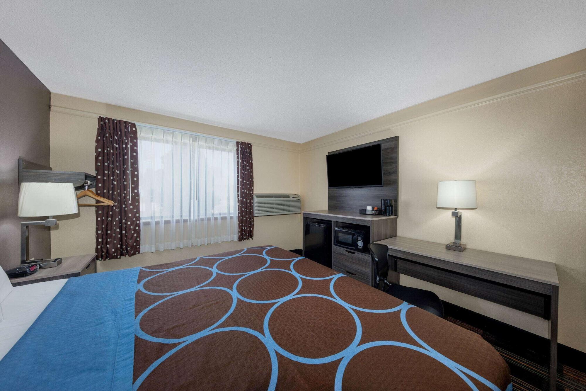 Super 8 By Wyndham Kansas At Barry Road/airport 2* Kansas City
