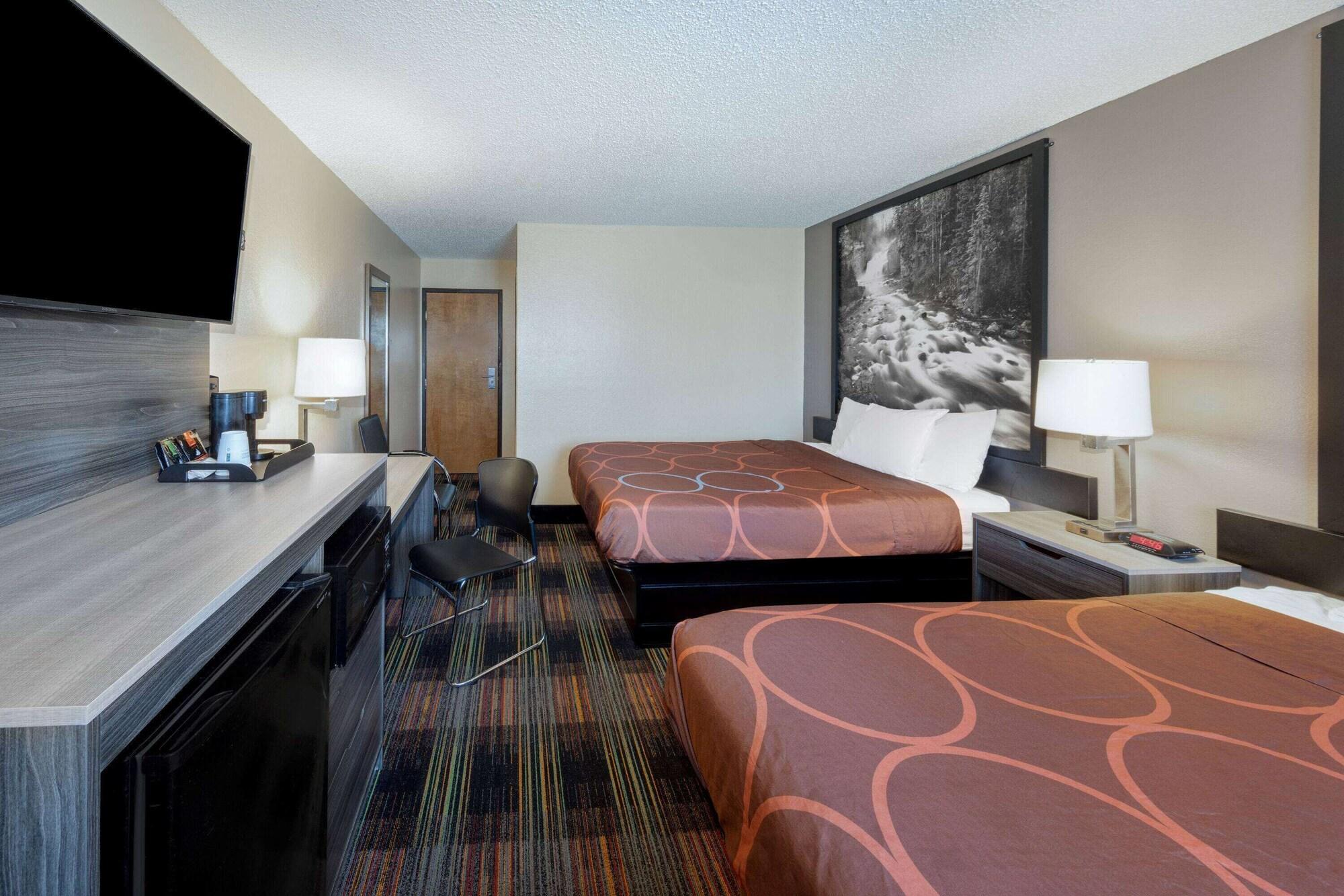 Super 8 By Wyndham Kansas At Barry Road/airport Hotel