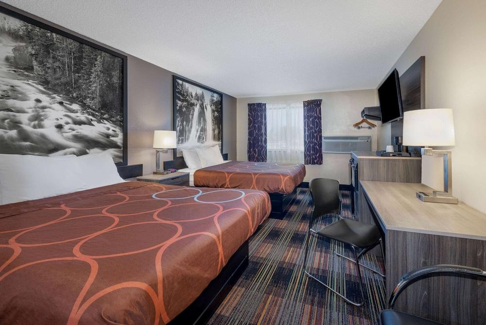 Super 8 By Wyndham Kansas At Barry Road/airport