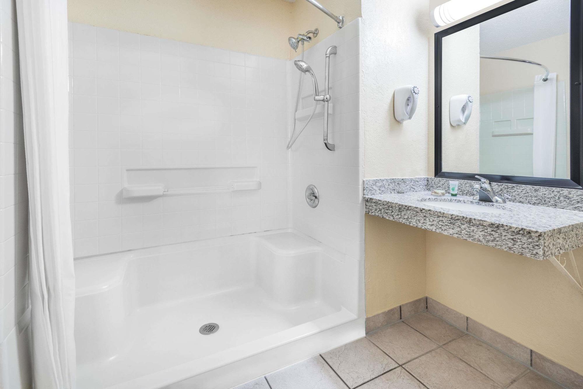 Hotel Super 8 By Wyndham Kansas At Barry Road/airport 2*