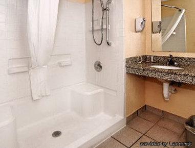 Super 8 By Wyndham Kansas At Barry Road/airport 2*