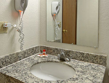 Super 8 By Wyndham Kansas At Barry Road/airport Hotel