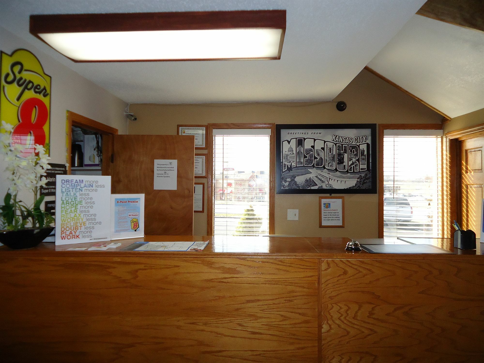 Super 8 By Wyndham Kansas At Barry Road/airport Hotel