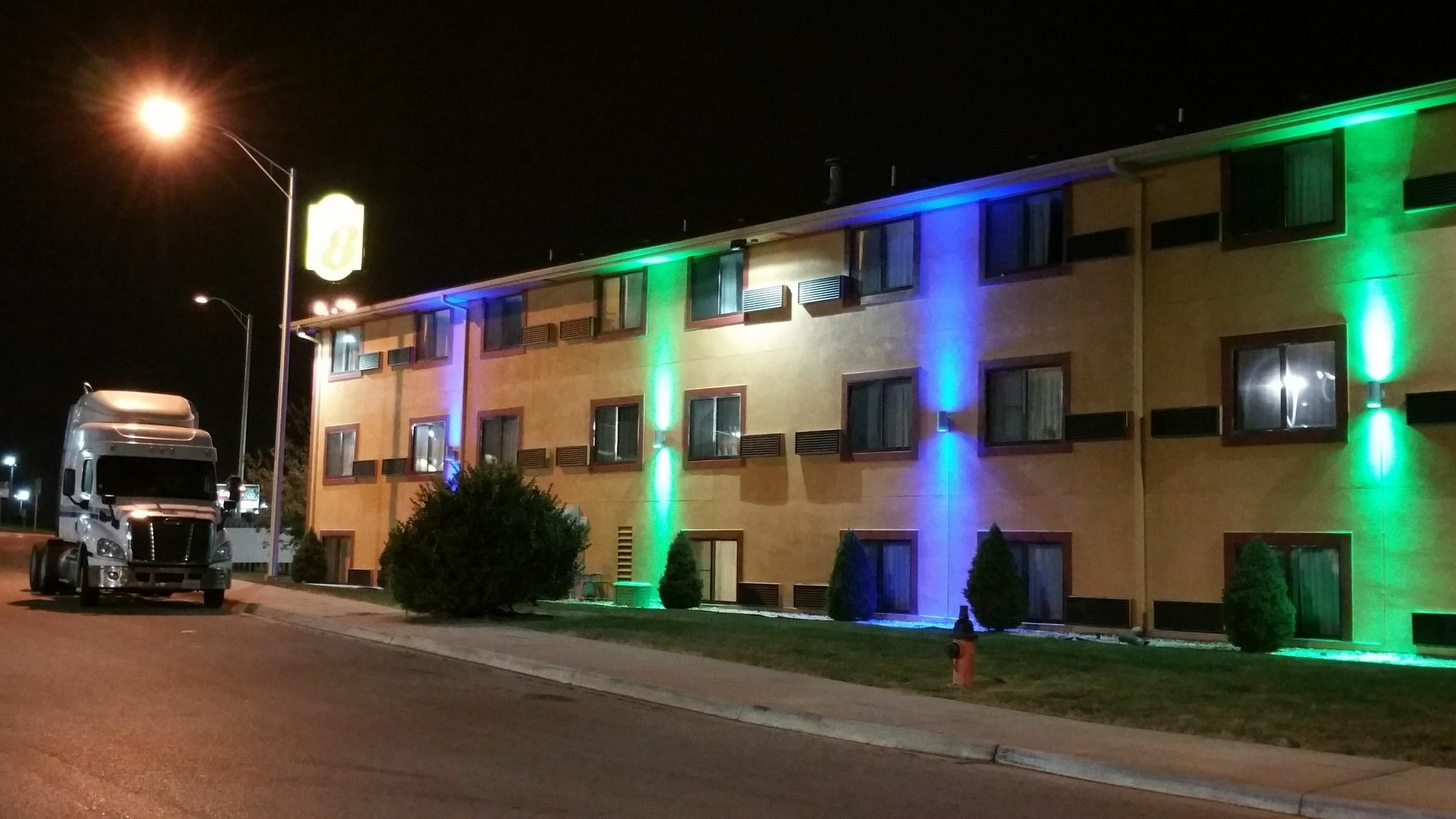 Super 8 By Wyndham Kansas At Barry Road/airport 2*