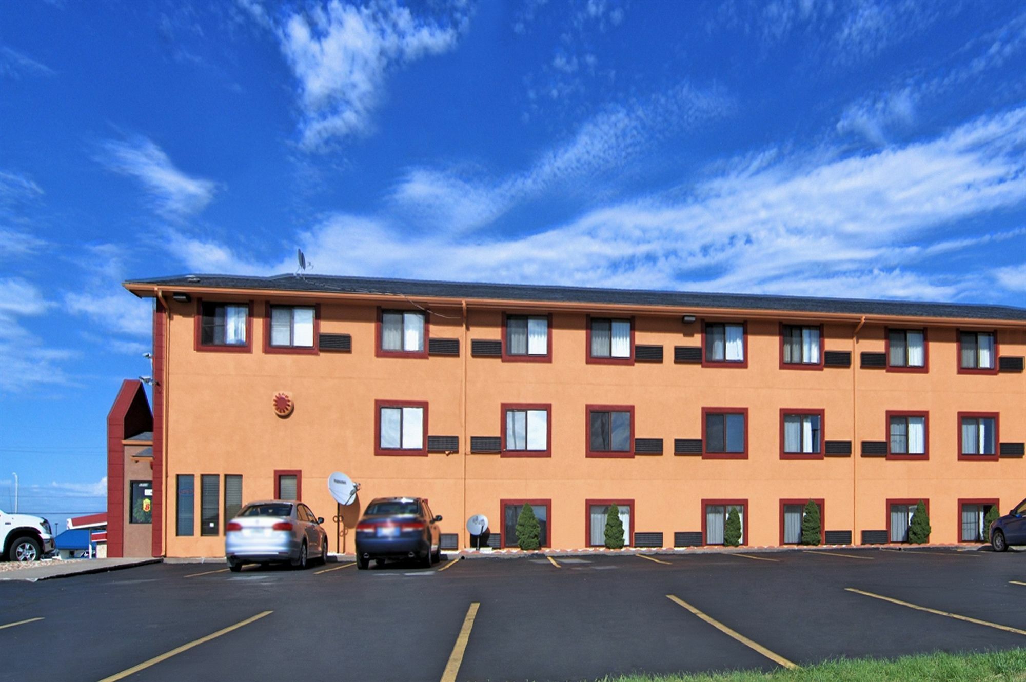 Hotel Super 8 By Wyndham Kansas At Barry Road/airport 2*