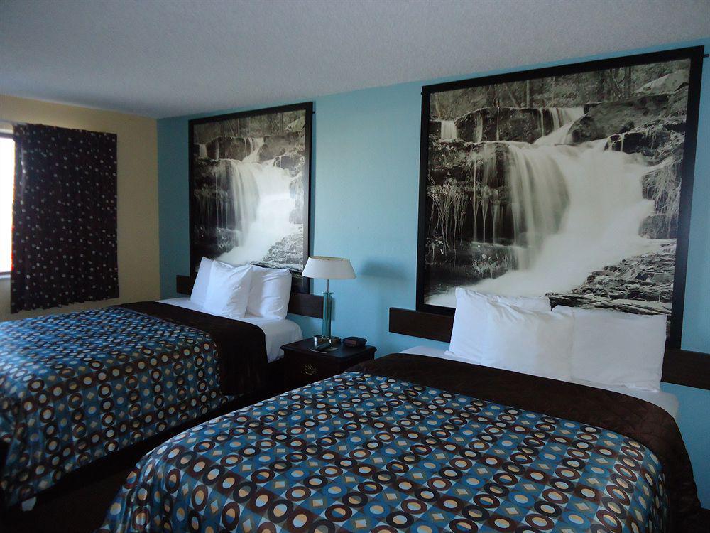 Super 8 By Wyndham Kansas At Barry Road/airport