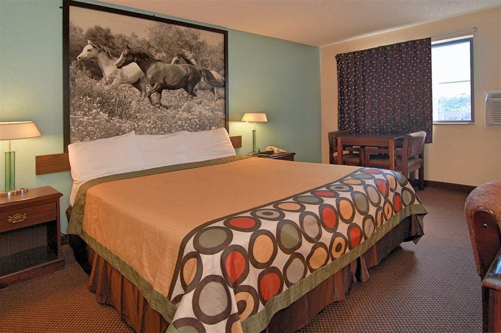 Hotel Super 8 By Wyndham Kansas At Barry Road/airport Kansas City