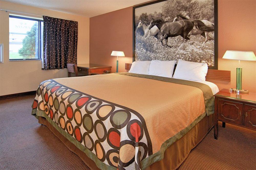 Super 8 By Wyndham Kansas At Barry Road/airport Kansas City