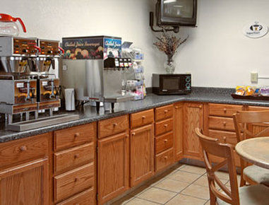 Super 8 By Wyndham Kansas At Barry Road/airport Hotel