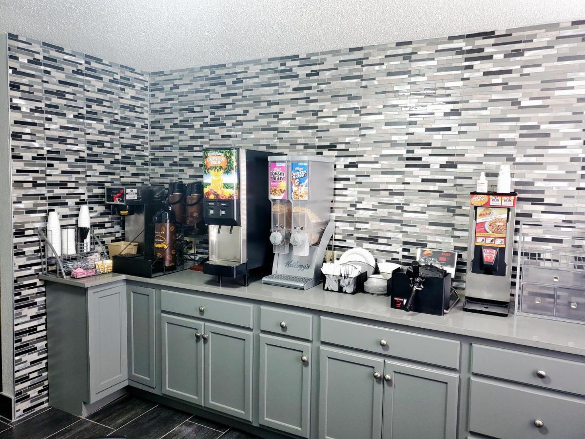 Super 8 By Wyndham Kansas At Barry Road/airport Hotel 2*