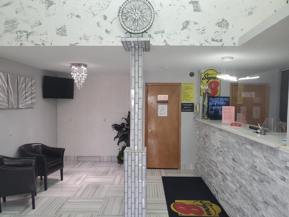 Hotel Super 8 By Wyndham Kansas At Barry Road/airport